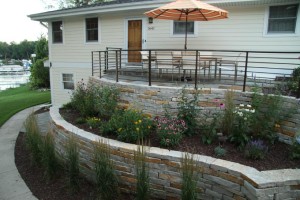 Wall Stone – The rust color accents of the Chilton wallstone complemented the home’s yellow siding while the horizontal lines created by the stone harmonize with the railing lines.